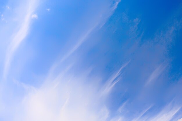 写真 雲の青い空の背景 澄んだ青い空と白い雲の概念 純さと自然の新鮮さ