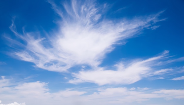 Splendido cielo blu e nuvole bianche di cumulus sfondo astratto. Sfondo  Cloudscape. Cielo blu e soffici nuvole bianche nelle giornate di sole. Bel  blu Foto stock - Alamy