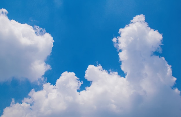 雲と青空の背景