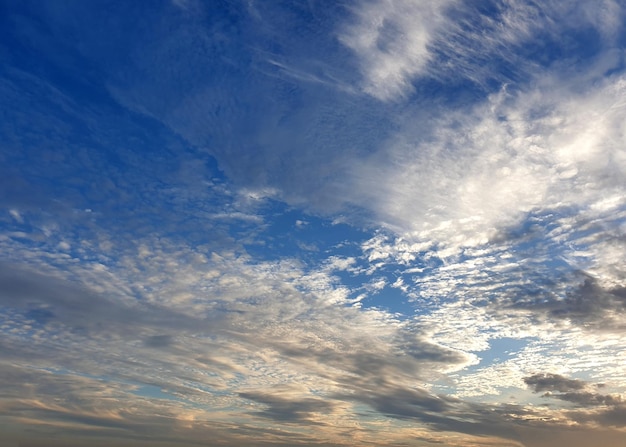 Nuvole negli sfondi del cielo blu