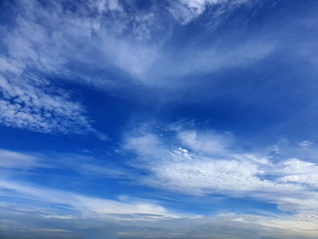 青い空を背景に雲