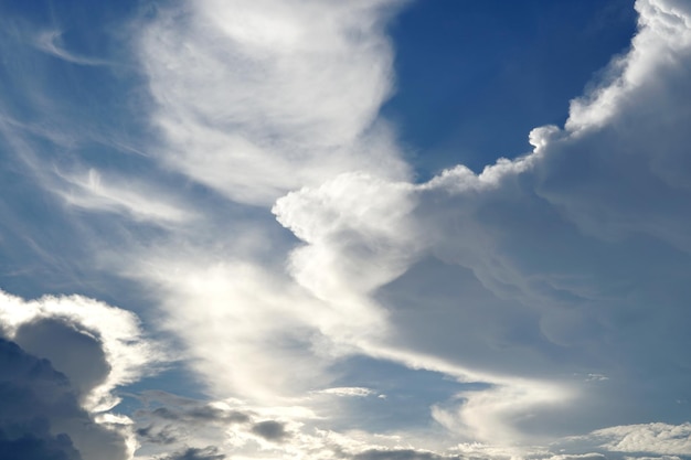 青い空を背景に雲