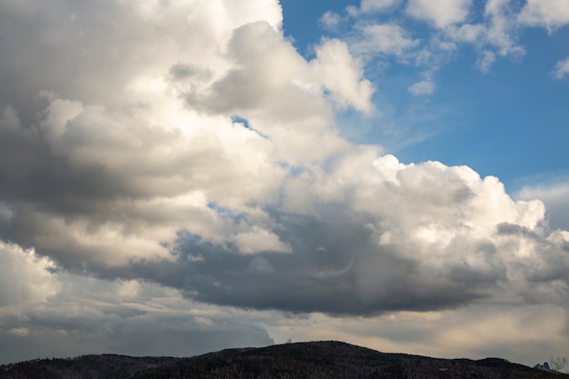 風の強い日に山の上の雲と青い空