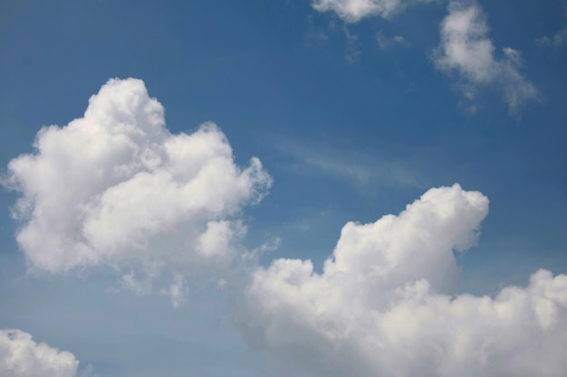 Nuvole sulla natura del cielo blu con carta da parati del fondo dello spazio