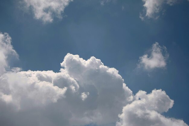 Облака на природе голубого неба с космическими фоновыми обоями