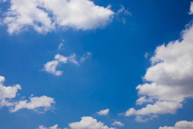 Облака в голубом небе Лето голубое небо облачный градиент светлый белый фон Красота ясная облачная в солнечном свете спокойный яркий зимний воздух фон мрачный ярко-синий пейзаж в день окружающей среды