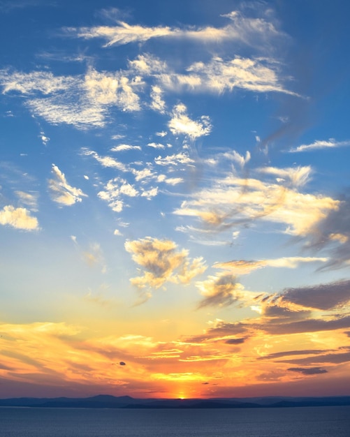 海に沈む夕日の青空の雲