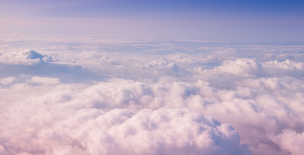 青い空、トップビューで雲