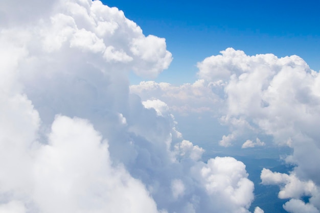 Nuvole e vista del cielo blu e colori del paesaggio blu e bianco