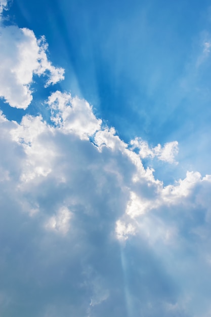 太陽光線と青い空に浮かぶ雲
