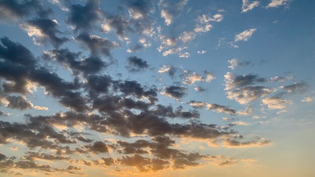 青い空の雲