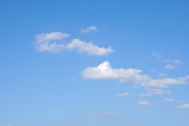 青い空に雲