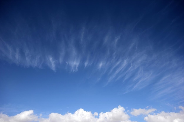 青い空に雲