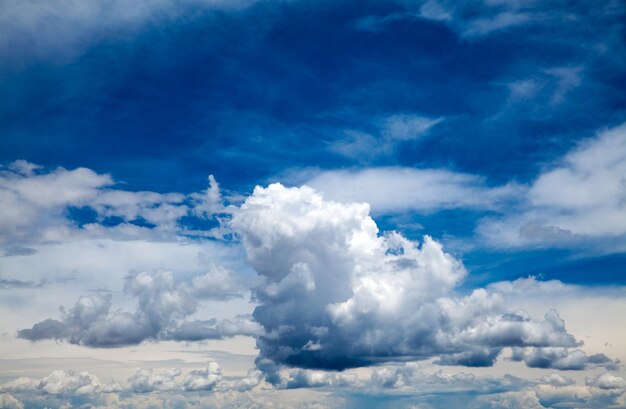 青い空に雲