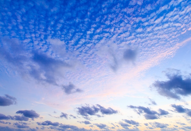 青い空に雲