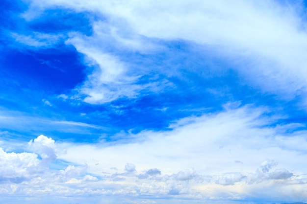 青い空に雲