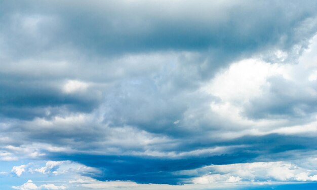 青い空に雲