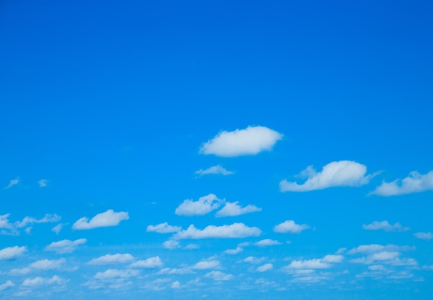 青い空に雲