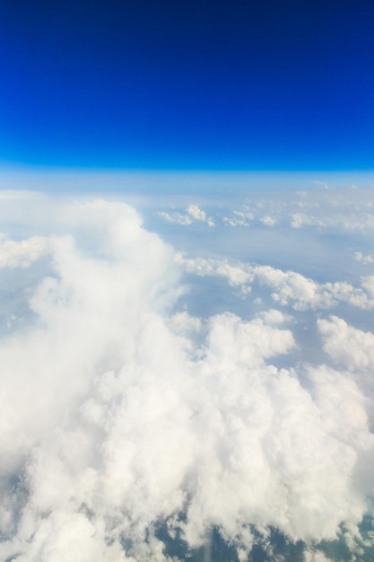 青い空に雲