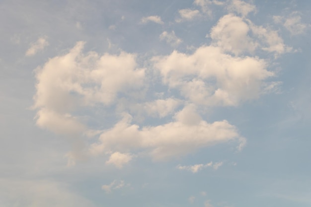 Облака в голубом небе используются в качестве фона
