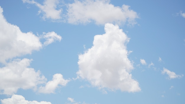 雲と澄んだ青い空