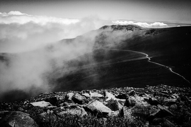 Photo clouds covering mountains against sky