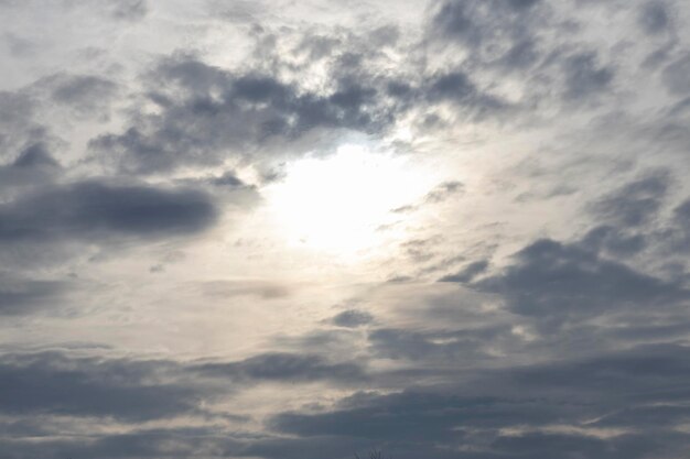 冬の季節に空を覆う雲