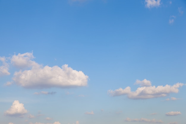 日中の雲。