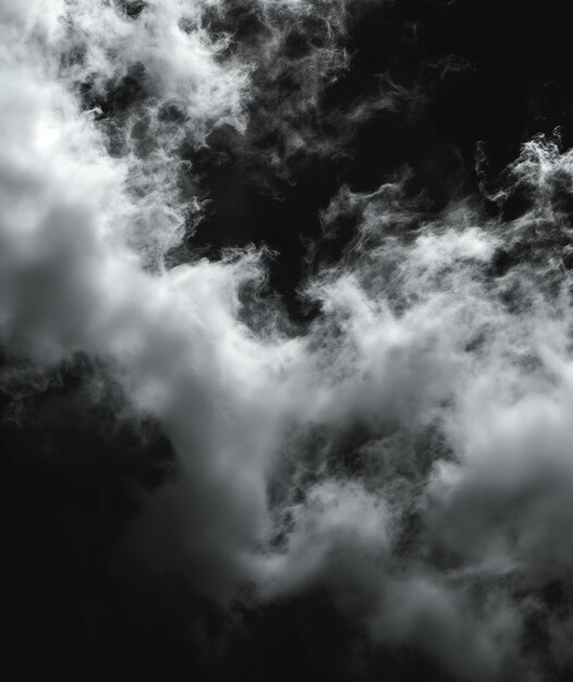 黒と白の空に漂う雲