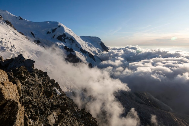 フランスアルプスのドームデュグーターとボッソン氷河モンブラン山塊の近くの雲と霧コスミックの避難所シャモニーフランスからの眺め高山の高地での完璧な瞬間