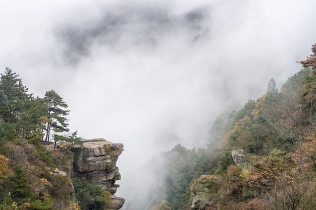 谷の雲と霧美しいルシャン秋の風景江西省中国