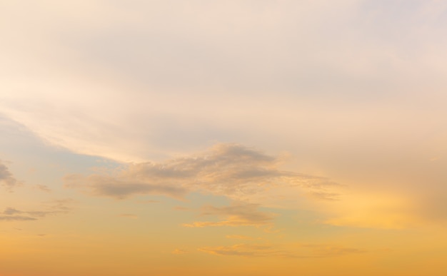 雲と金色の夕方の空