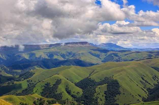 Elbrus 산 지역의 언덕 위에 구름