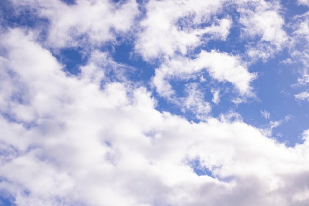 青い空に太陽に照らされた雲