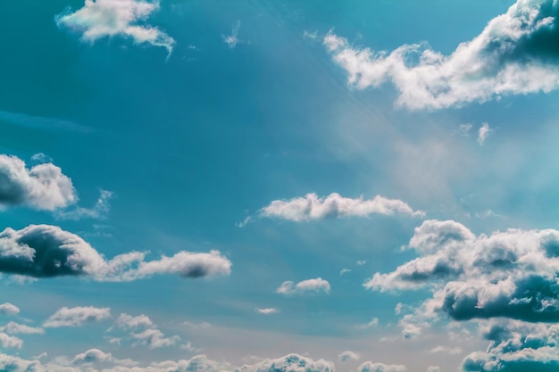 写真 明るい曇りの日に青い空に雲