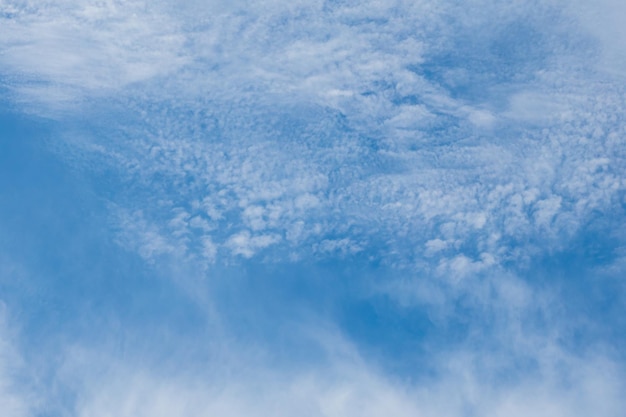 写真 青い空の雲 夏の青い空 雲のグラデーション 浅い白い背景 美しさ 晴れ 晴れた晴れ 静かな明るい冬の空 背景 美しい青い空の画像