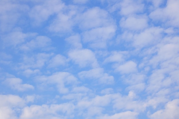 青空のテクスチャまたは背景の雲