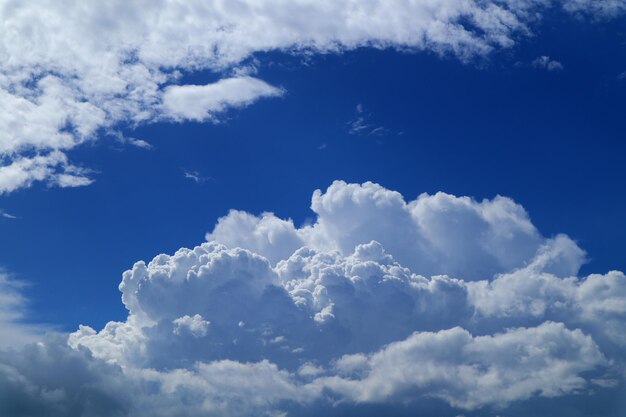 写真 青い空に雲