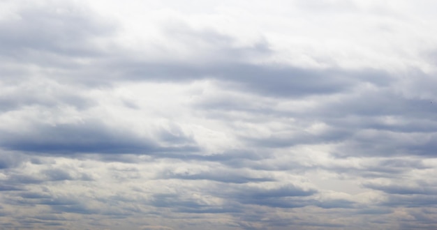 写真 空の雲。雲と背景の風景。雨の前の白と灰色の雲。