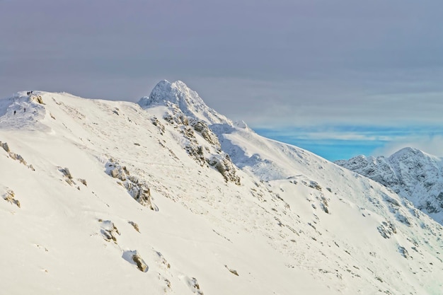 겨울에 Tatra Mounts의 Zakopane에 있는 Kasprowy Wierch의 구름. 자코파네(Zakopane)는 폴란드 타트라 산맥(Tatra Mountains)에 있는 마을입니다. Kasprowy Wierch는 Zakopane의 산으로 폴란드에서 가장 인기 있는 스키장입니다.