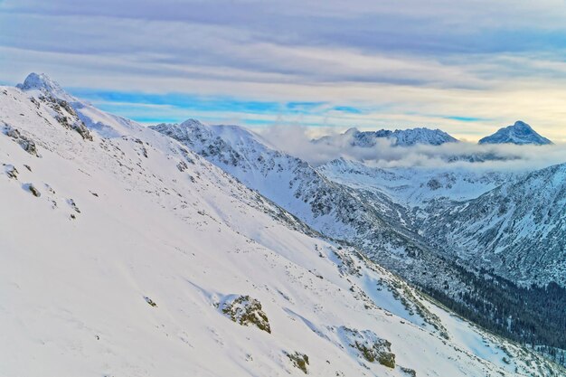 겨울에 Tatra Mounts의 Zakopane에 있는 Kasprowy Wierch의 구름. 자코파네(Zakopane)는 폴란드 타트라 산맥(Tatra Mountains)에 있는 마을입니다. Kasprowy Wierch는 Zakopane의 산으로 폴란드에서 가장 인기 있는 스키장입니다.