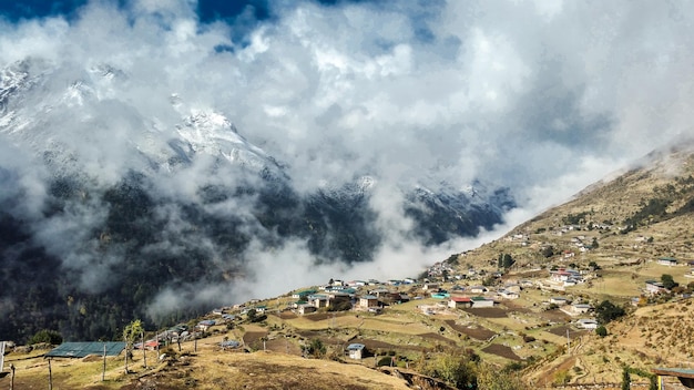 Nubi sopra il villaggio di laya