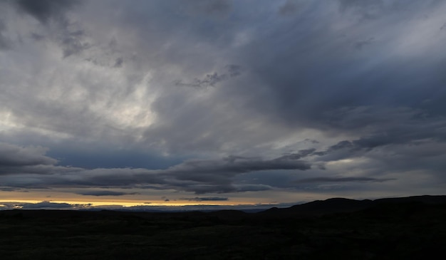 アイスランドのLeirhnjukur溶岩原の上の雲