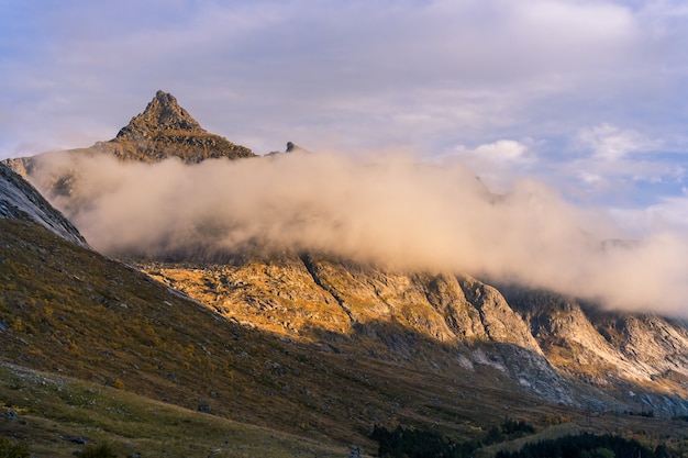 ノルウェーのロフォーテン島の山の上の雲