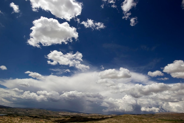 Nuvole e natura nel cielo blu