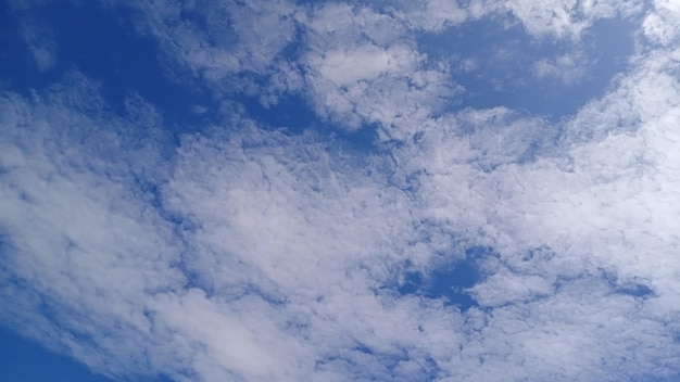 写真 宇宙の背景の壁紙で青い空の雲の自然