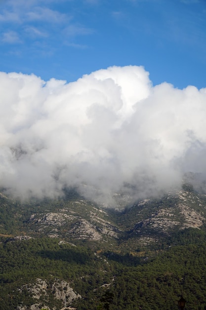 写真 山の頂上に雲。トルコのオルデニズの山の雲。