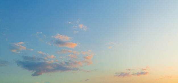 雲とオレンジ色の空、穏やかな色とりどりの雲のある、本当に素晴らしいパノラマの日の出または夕焼けの空。長いです