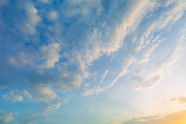 雲とオレンジ色の空夕暮れ時の空の美しい夕日の背景カラフルなシーン素晴らしいナツ