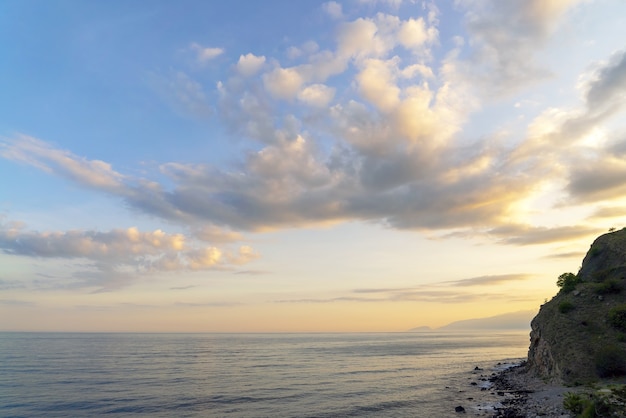 저녁 석양에 바다 위에 구름입니다. Crimea.choban-kule.